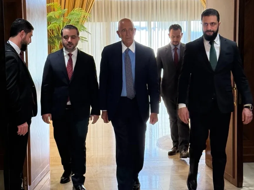 المبعوث الأميركي إلى سوريا توم باراك يتوسط الرئيس السوري أحمد الشرع ووزير الخارجية أسعد الشيباني خلال لقاء في دمشق. 10 يناير 2026 - x/USAMBTurkiye