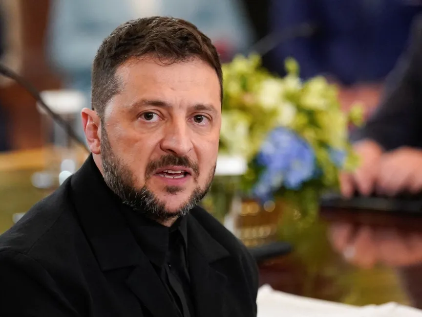 الرئيس الأوكراني فولوديمير زيلينسكي يتحدث خلال اجتماع مع الرئيس الأميركي دونالد ترمب وقادة أوروبيين، في البيت الأبيض في واشنطن، الولايات المتحدة، 18 أغسطس 2025. - REUTERS