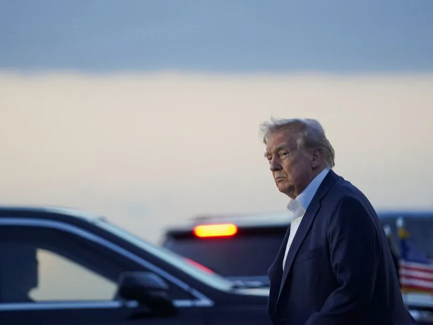 الرئيس الأميركي دونالد ترمب يصل مطار بالم بيتش، فلوريدا، الولايات المتحدة، 11 أبريل 2025 - REUTERS