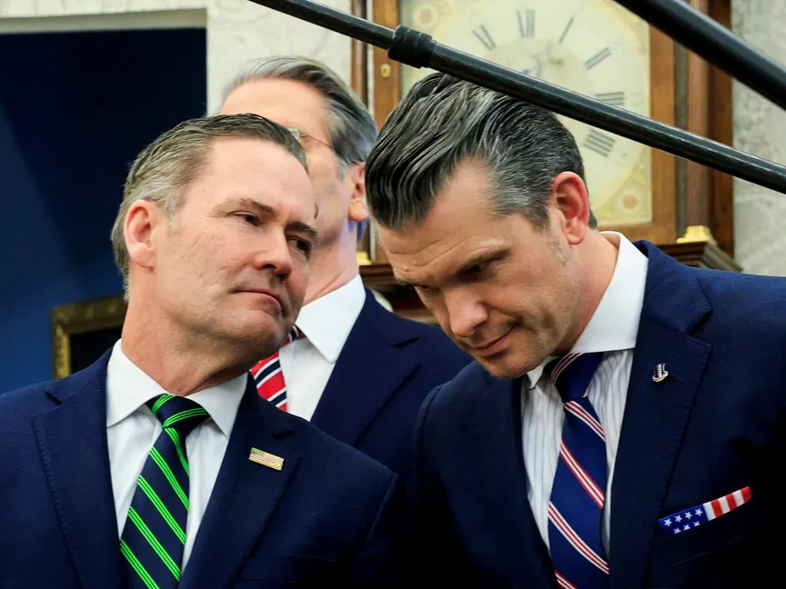 مستشار الأمن القومي الأميركي مايك والتز (يسار) ووزير الدفاع بيت هيجسيث خلال اجتماع مع الرئيس دونالد ترمب في البيت الأبيض بالعاصمة واشنطن. 24 فبراير 2025 - REUTERS