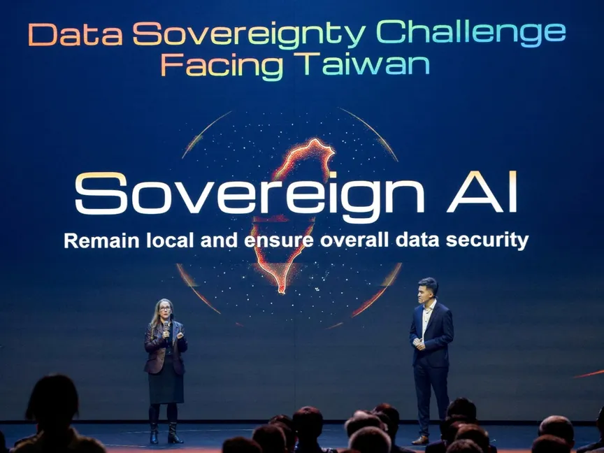 نائب رئيس شركة "إنفيديا" ومسؤول تنفيذي في شركة فوكسكون خلال مؤتمر للتكنولوجيا في تايبيه بتايوان. 21 نوفمبر2025 - REUTERS