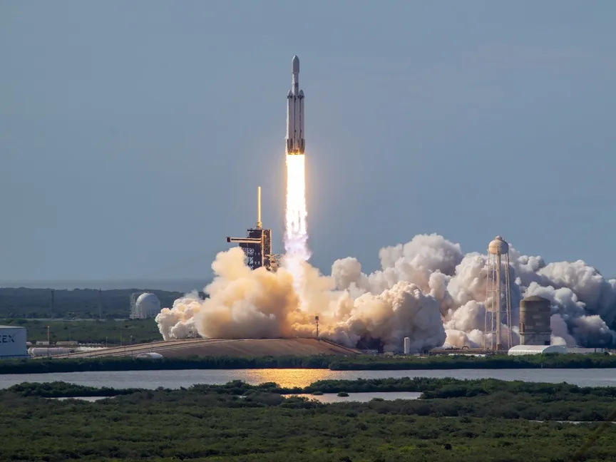 صاروخ SpaceX Falcon Heavy يحمل قمراً اصطناعياً تابعاً للإدارة الوطنية للمحيطات والغلاف الجوي (NOAA) وهو ينطلق من كيب كانافيرال، فلوريدا. 25 يونيو 2024 - AFP