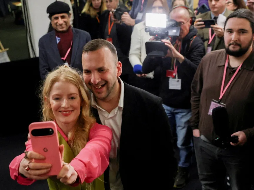 مرشحة حزب الخُضر هانا سبنسر تلتقط صورة سيلفي مع زعيم حزب الخضر زاك بولانسكي عقب فوزها في الانتخابات الفرعية لمقاطعتي جورتون ودنتون في مركز مؤتمرات مانشستر المركزي في مانشستر، بريطانيا. 27 فبراير 2026 - Reuters