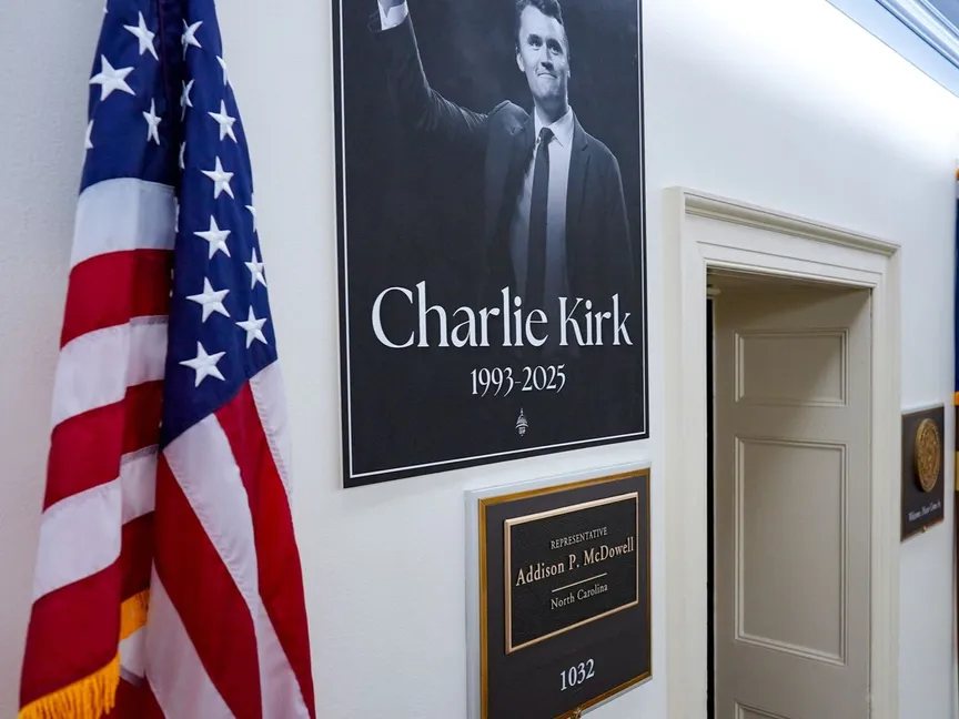 صورة لتشارلي كيرك خارج مكتب النائب الجمهوري أديسون ماكدويل عن ولاية نورث كارولينا في مبنى الكابيتول. 15 سبتمبر 2025 - REUTERS