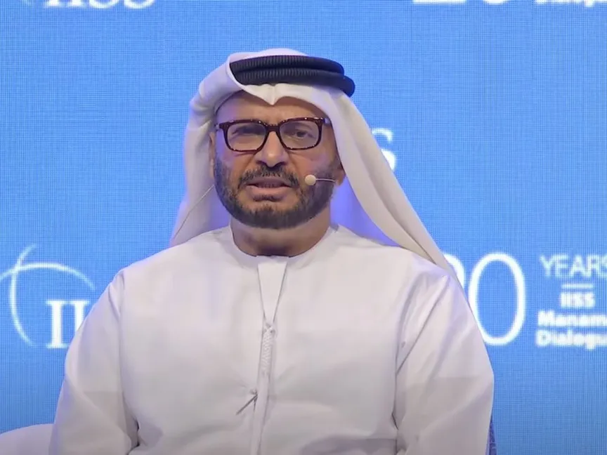 المستشار الدبلوماسي للرئيس الإماراتي أنور قرقاش يتحدث خلال حوار المنامة في البحرين. 8 ديسمبر 2024 - الشرق