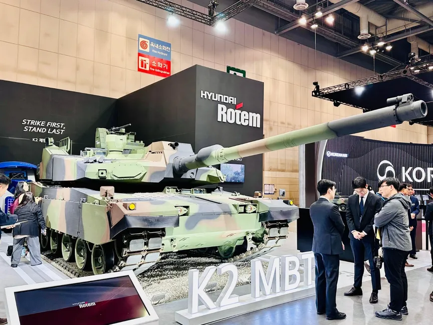 دبابة K2 Black Panther الكورية الجنوبية من تصنيع هيونداي روتم في معرض ADEX، سول، 20 أكتوبر 2025 - الشرق
