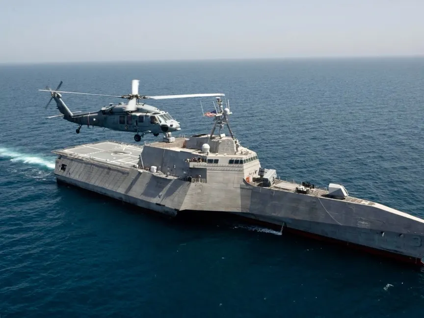 صورة نشرتها القيادة المركزية الأميركية سينتكوم للسفينة القتالية الساحلية (يو إس إس كانبيرا) (LCS 30) من فئة (إندبندنس) وهي تباشر مهامها في الخليج العربي في 24 مايو 2025. - @CENTCOM
