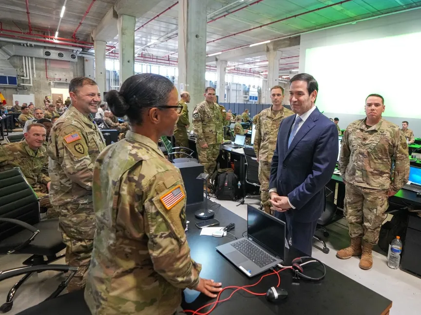 صورة نشرها وزير الخارجية الأميركي ماركو روبيو خلال زيارته مركز التنسيق المدني العسكري جنوب إسرائيل. 24 أكتوبر 2025 - @SecRubio