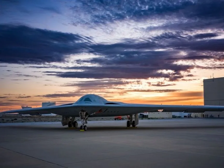 قاذفة القنابل النووية الشبحية الأميركية B-21 Raider داخل قاعدة عسكرية في الولايات المتحدة. 10 نوفمبر 2023 - Northrop Grumman