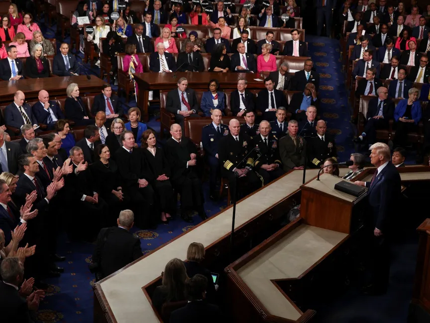 ما حدود سلطة ترمب بشأن التدخل العسكري في حرب إسرائيل وإيران؟