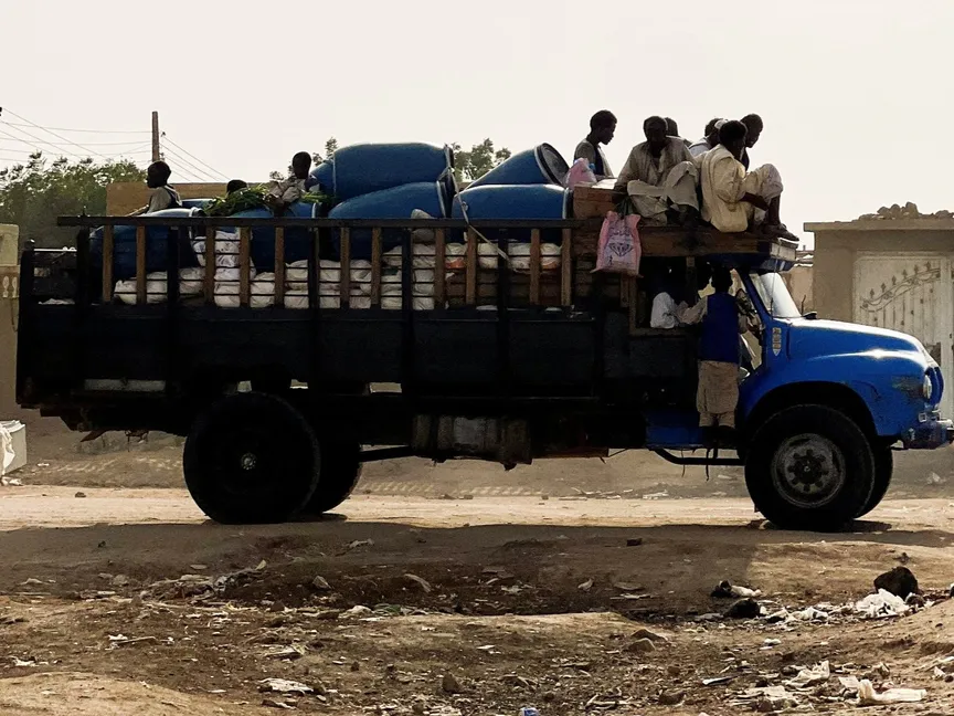 عائلات تفر من تقدم قوات الدعم السريع في ولاية الجزيرة بالسودان على طريق سنار في مدينة الدندر بولاية سنار، السودان. 18 يوليو 2024 - Reuters