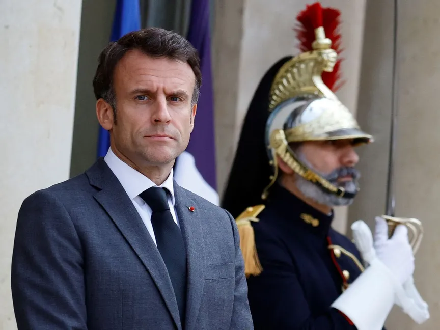 الرئيس الفرنسي إيمانويل ماكرون في باحة قصر الإليزيه في العاصمة باريس. 11 مايو 2023 - REUTERS