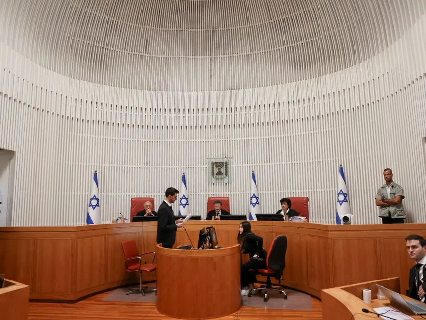 قضاة المحكمة العليا الإسرائيلية خلال جلسة استماع بشأن إقالة رئيس جهاز الشاباك رونين بار في مقر المحكمة بالقدس. 8 أبريل 2025 - REUTERS
