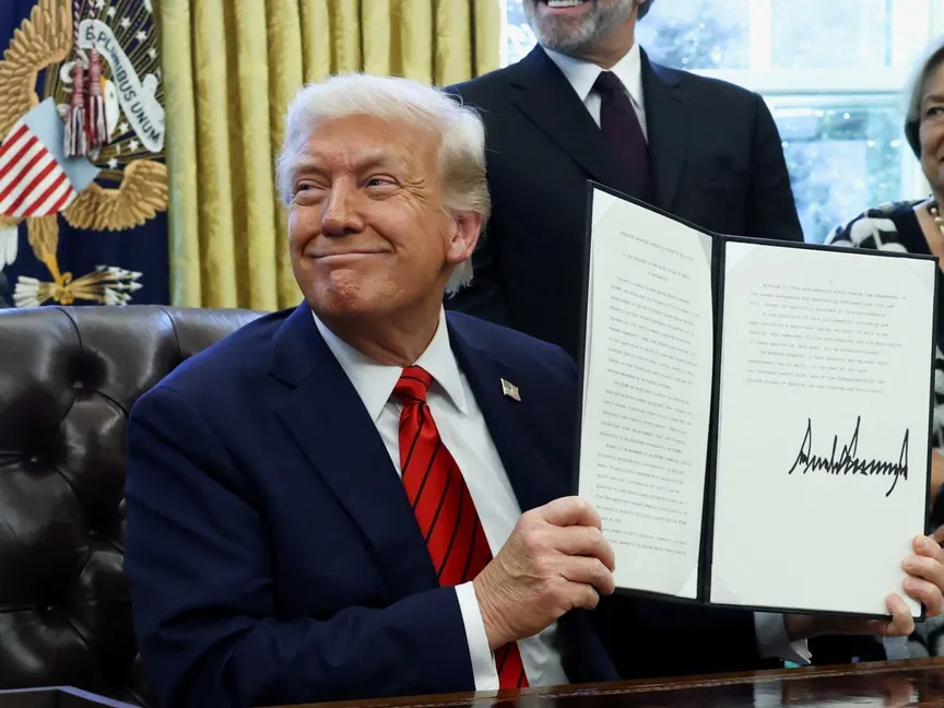 الرئيس الأميركي دونالد ترمب يوقع أوامر تنفيذية في البيت الأبيض. 17 أبريل 2025 - Reuters