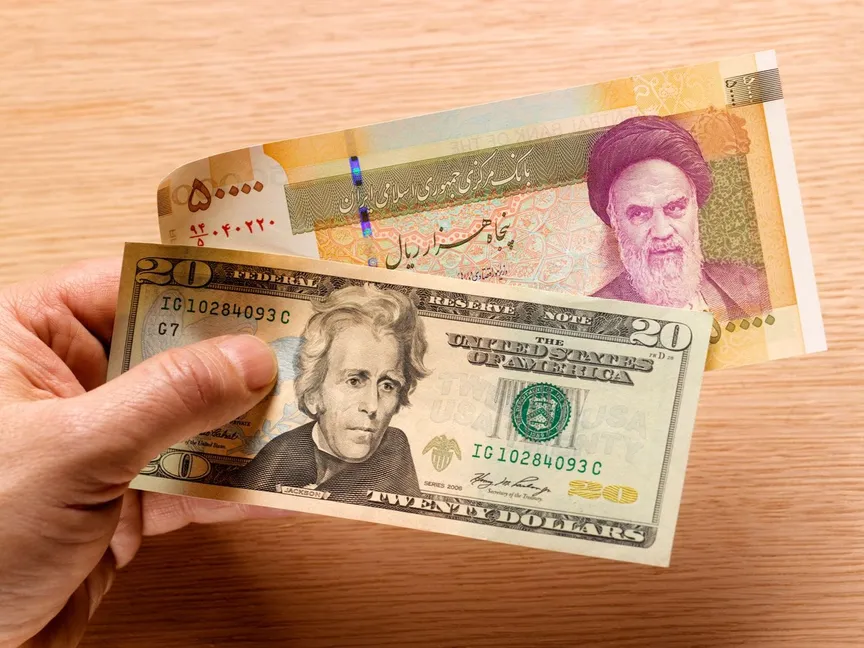 الريال الإيراني ينهار إلى مستوى تاريخي وسط أزمة متفاقمة