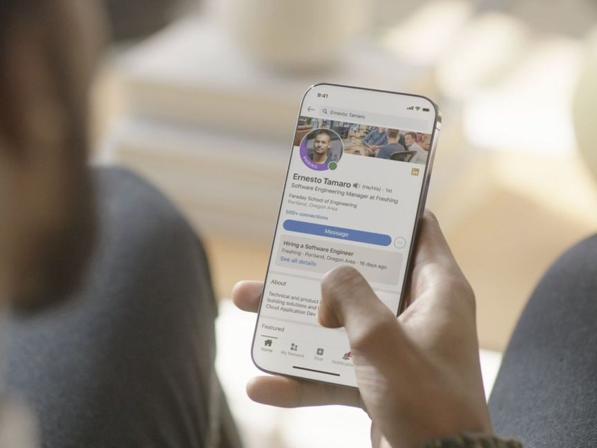تحقيق: منصة LinkedIn تجمع سراً معلومات من أجهزة المستخدمين