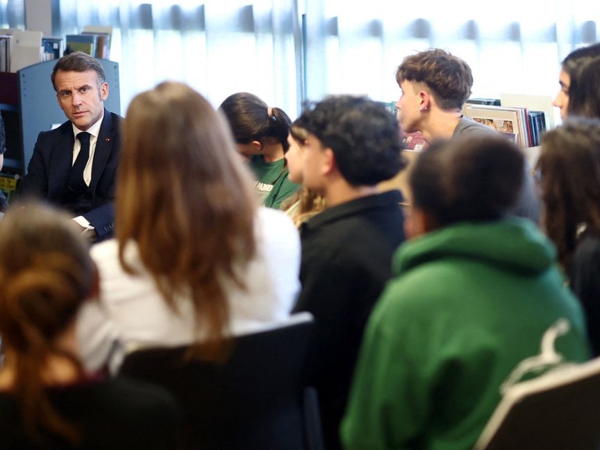 البرلمان الفرنسي يؤيد حظر وسائل التواصل الاجتماعي لمن دون 15 عاماً