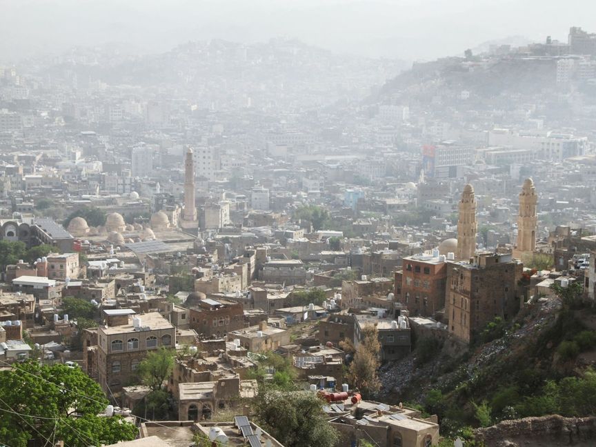 اليمن.. منشآت تجارية في "تعز" تعتمد على الألواح الشمسية