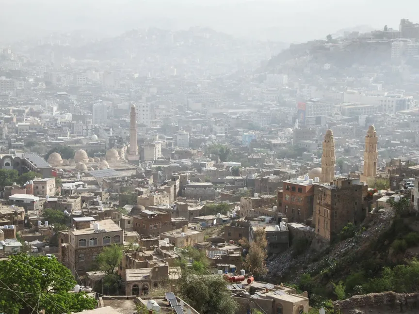 اليمن.. منشآت تجارية في "تعز" تعتمد على الألواح الشمسية