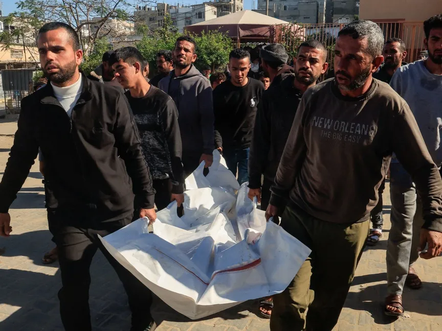 فلسطينيون يحملون جثمان شخص قتلته غارة إسرائيلية قرب مستشفى ناصر بخان يونس جنوب قطاع غزة. 11 يناير 2026 - reuters