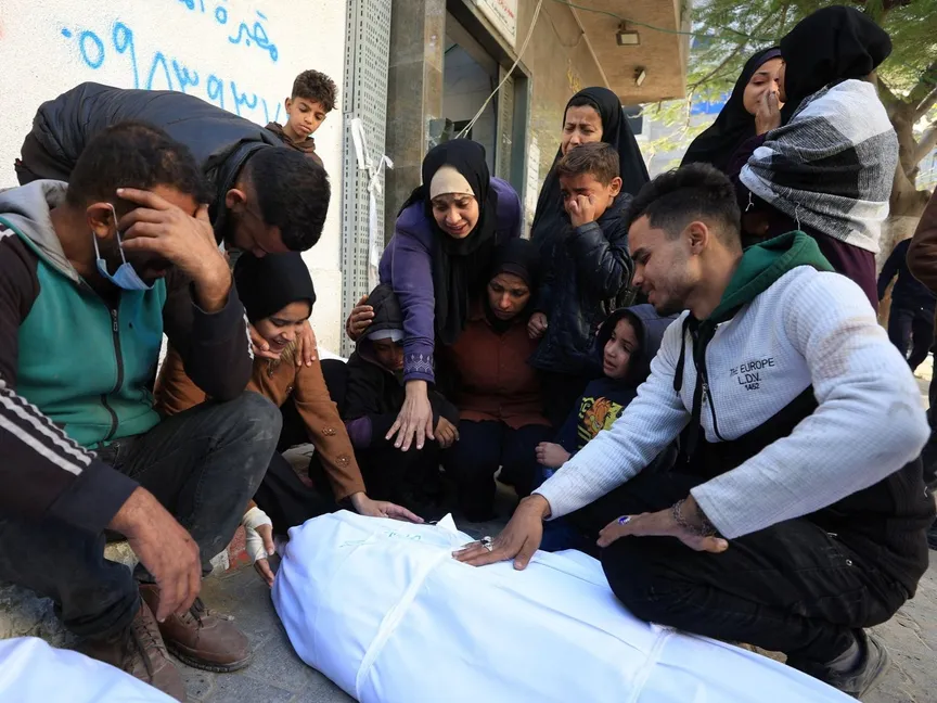 فلسطينيون حول ذويهم ضحايا غارة إسرائيلية على مدينة غزة على الرغم من اتفاق وقف إطلاق النار. 3 ديسمبر 2025 - REUTERS