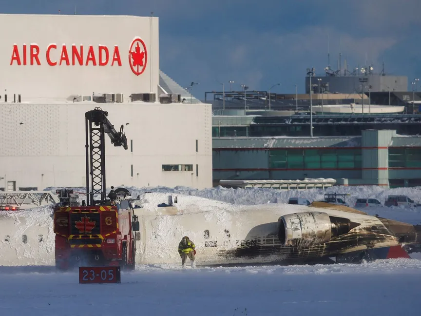 طائرة تابعة لشركة 'دلتا' الأميركية بعد انقلابها في مطار تورنتو الكندي. 17 فبراير 2025 - REUTERS