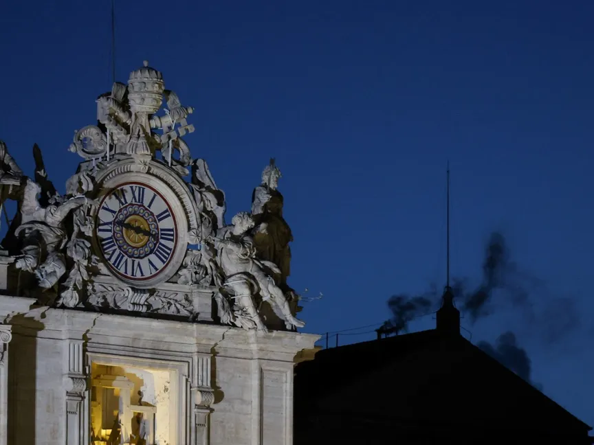 بالصور.. دخان أسود يصعد من كنيسة سيستين معلناً عدم انتخاب بابا في أول تصويت