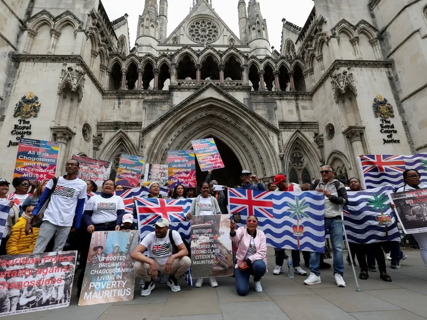 تصاعد الخلاف مع واشنطن يدفع ستارمر لسحب خطة التنازل عن "جزر تشاجوس"