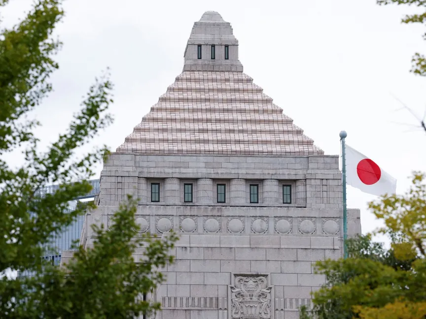 علم ياباني يرفرف بالقرب من مبنى البرلمان الياباني في طوكيو. اليابان في 21 أكتوبر 2025 - reuters