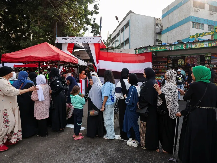 ناخبون مصريون ينتظرون الإدلاء بأصواتهم في المرحلة الأولى من الانتخابات البرلمانية بمحافظة الجيزة. 10 نوفمبر 2025 - REUTERS