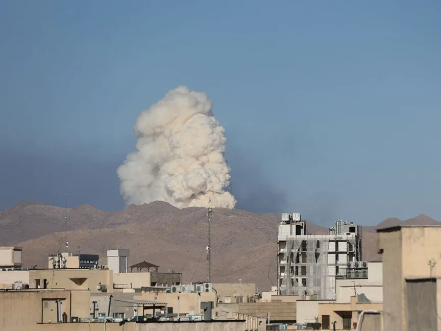 أدخنة متصاعدة في أعقاب غارة جوية إسرائيلية على طهران. 18 يونيو 2025 - via REUTERS