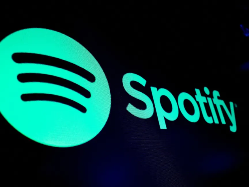 شاشة تعرض شعار Spotify في بورصة نيويورك للأوراق المالية. 4 ديسمبر 2023 - Reuters