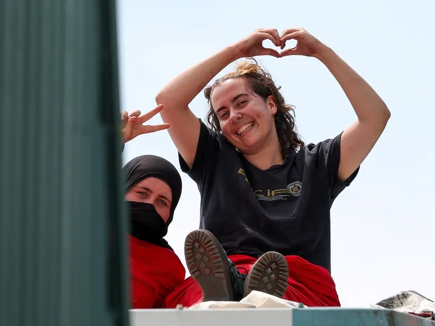 عضوتان في حركة "فلسطين أكشن" أثناء تظاهرهم في براندون بمقاطعة سوفولك. بريطانيا. 1 يوليو 2025 - Reuters