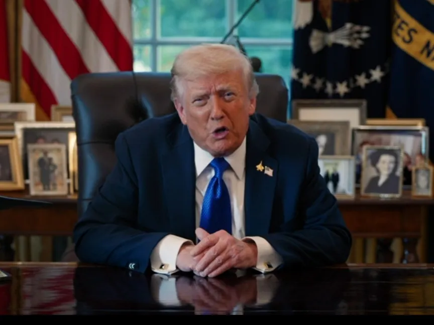 الرئيس الأميركي دونالد ترمب خلال مقطع فيديو مصور في أعقاب بيان حركة حماس بشأن تبادل الأسرى. 3 أكتوبر 2025 - truthsocial.com/@realDonaldTrump