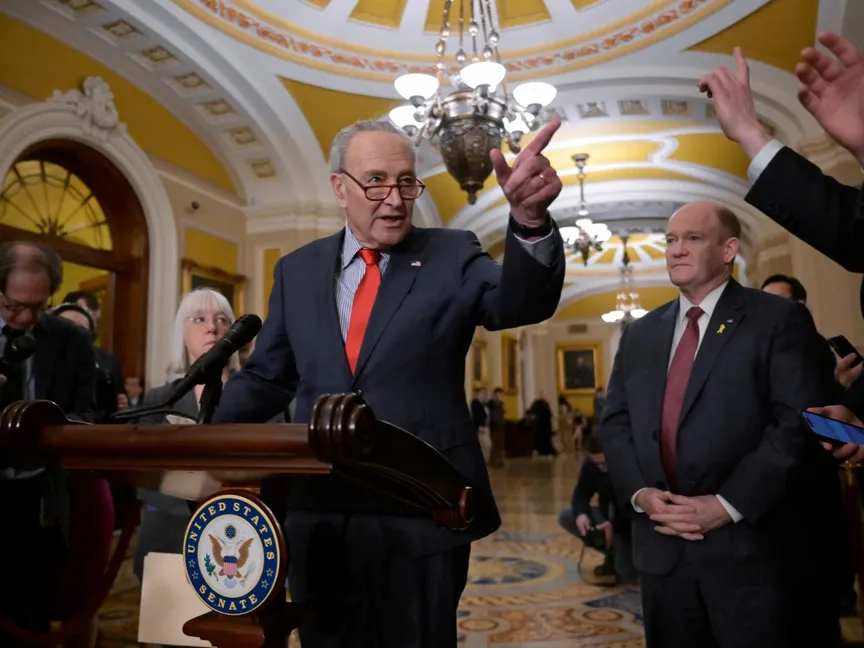 زعيم الأغلبية في مجلس الشيوخ الأميركي تشاك شومر خلال مؤتمر صحافي في مبنى الكابيتول بواشنطن. 14 مارس 2024 - Reuters