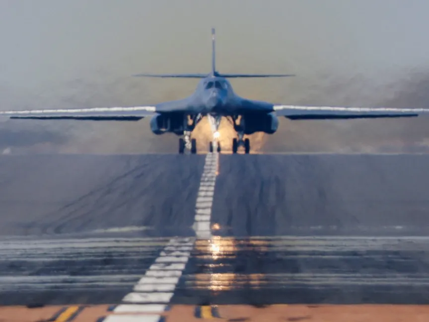 إقلاع قاذفة B-1 تابعة للقوات الجوية الأميركية من قاعدة سلاح الجو الملكي البريطاني في فيرفورد، جلوسترشاير، بريطانيا، 22 مارس 2026 - Reuters