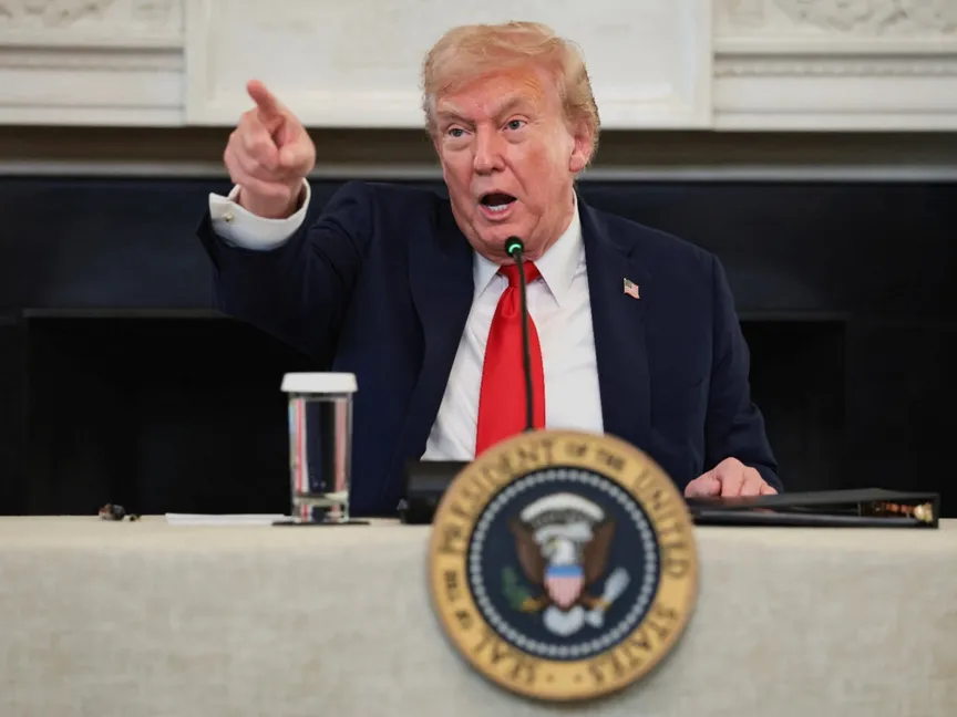 الرئيس الأميركي دونالد ترمب خلال مؤتمر صحافي في البيت الأبيض قبيل الإعلان عن توصل لاتفاق لإنهاء الحرب في غزة. 8 أكتوبر 2025 - REUTERS