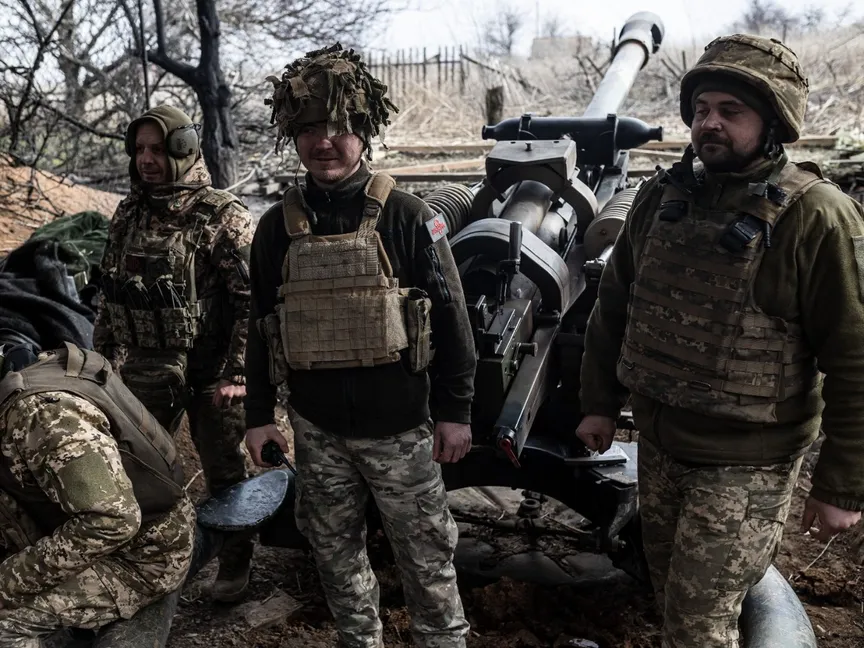 جنود أوكرانيون يستعدون لإطلاق قذائف مدفعية على المناطق التي تسيطر عليها القوات الروسية في شرق البلاد. 23 فبراير 2024 - AFP