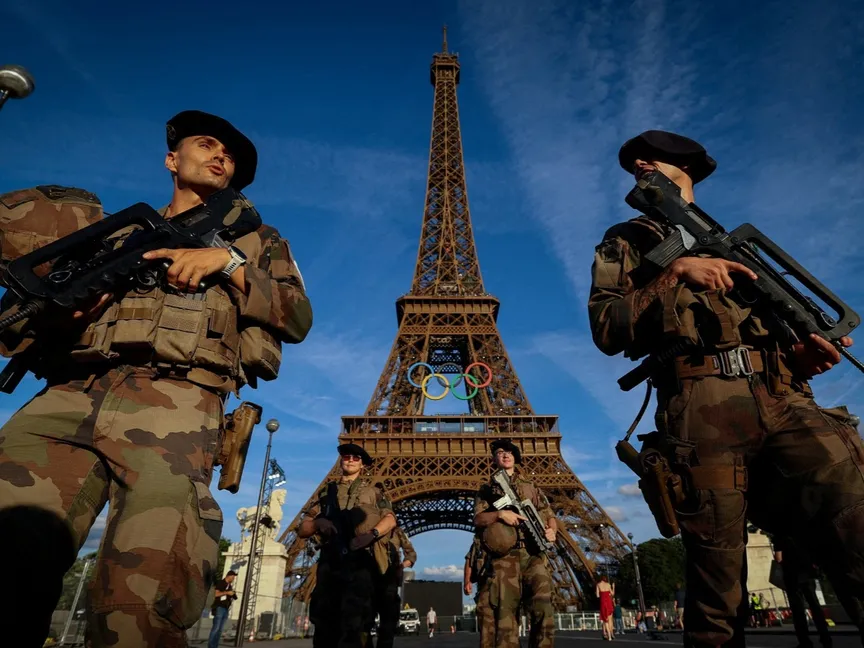 جنود يقومون بدورية أمام برج إيفل قبل انطلاق أولمبياد باريس- 21 يوليو 2024 - Reuters