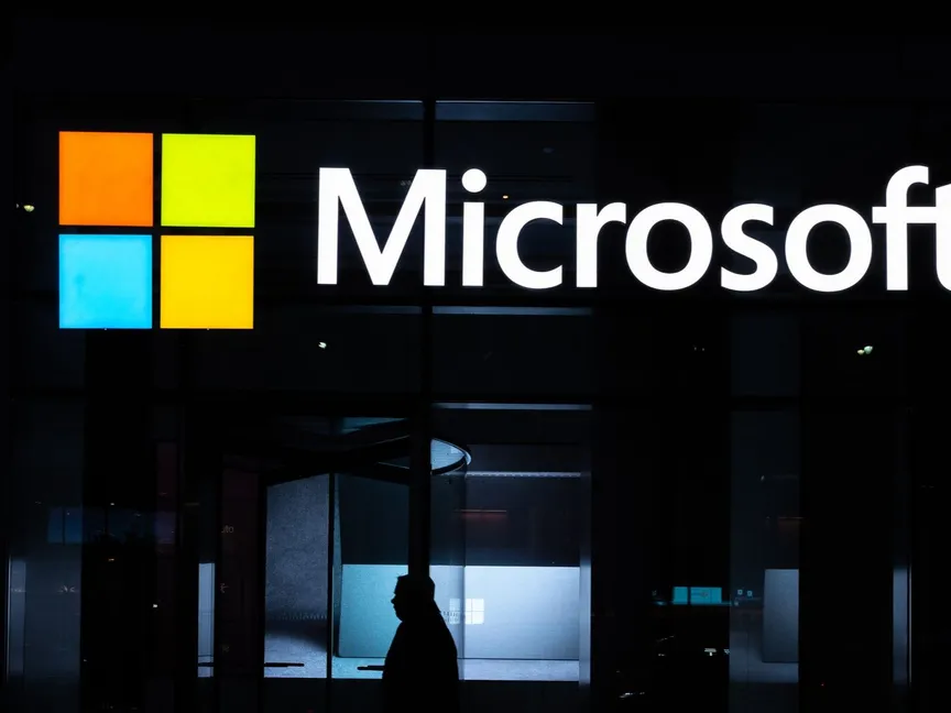 شعار شركة "مايكروسوفت" التي تملك تطبيق "تيمز"، في أحد الشوارع الرئيسية في نيويورك. - AFP