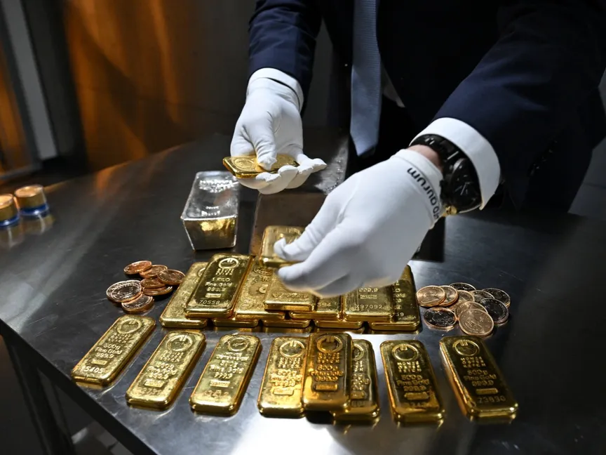 موظف يحمل سبائك الذهب في غرفة ودائع آمنة في ميونيخ بألمانيا. 28 يناير 2026 - Reuters