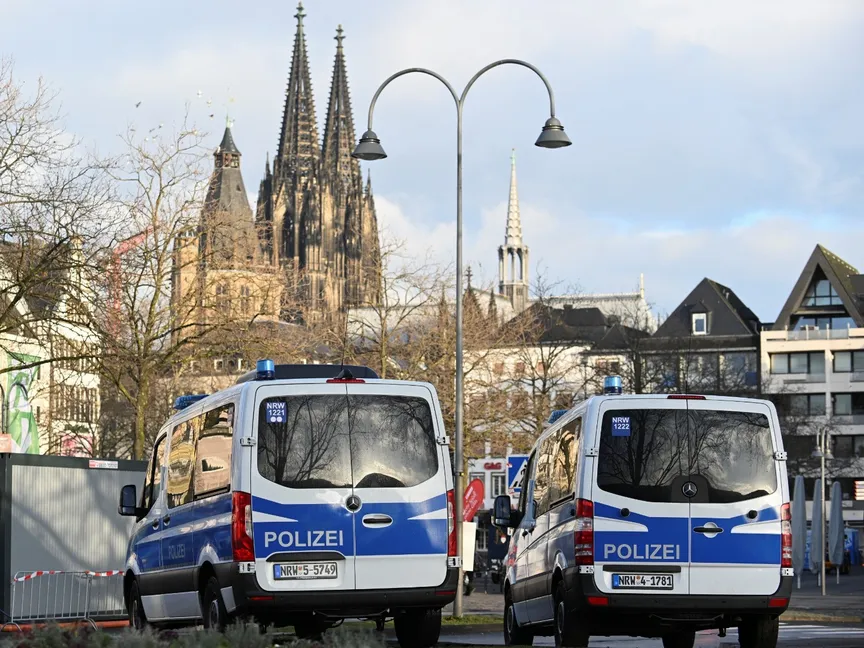 سيارات شرطة متوقفة بالقرب من كاتدرائية كولونيا في ألمانيا. 27 فبراير 2025 - Reuters