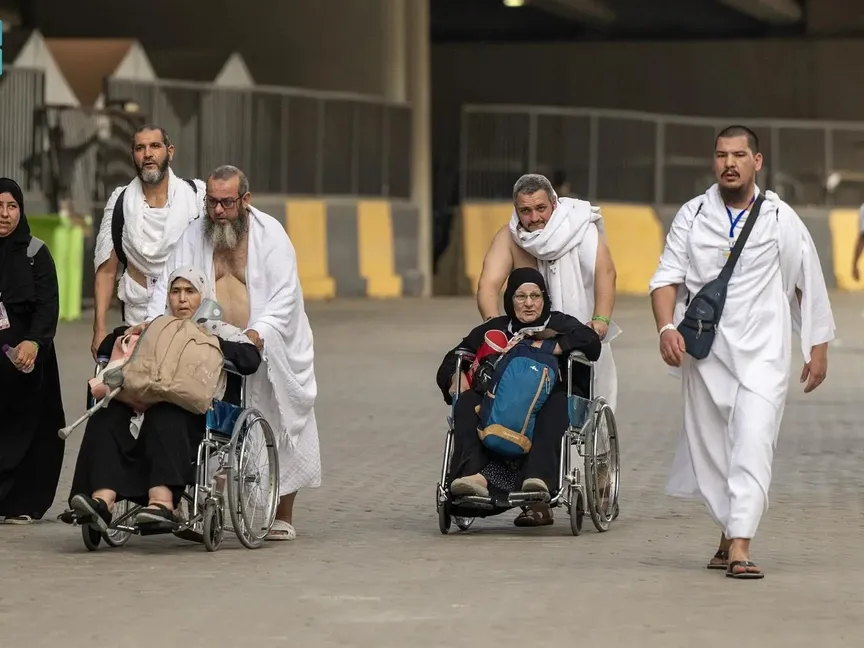 حجاج يتجهون إلى مشعر منى لقضاء يوم التروية واستعداد ليوم عرفة. 14 يونيو 2024 - واس