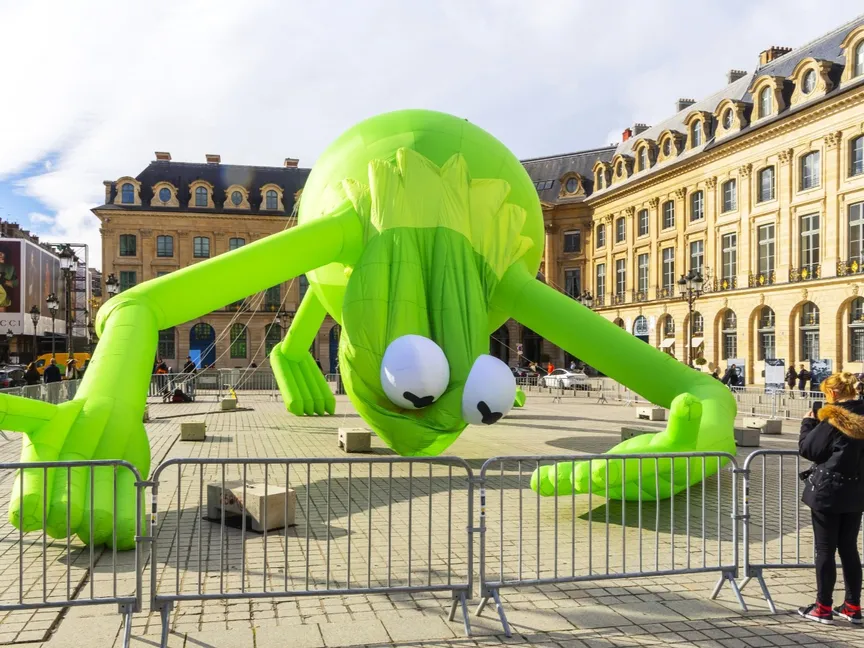 عمل فني بعنوان الضفدع كيرميت في ساحة فندوم للفنان الفنزويلي أليكس دا كورتي. 20 أكتوبر 2025 - رويترز