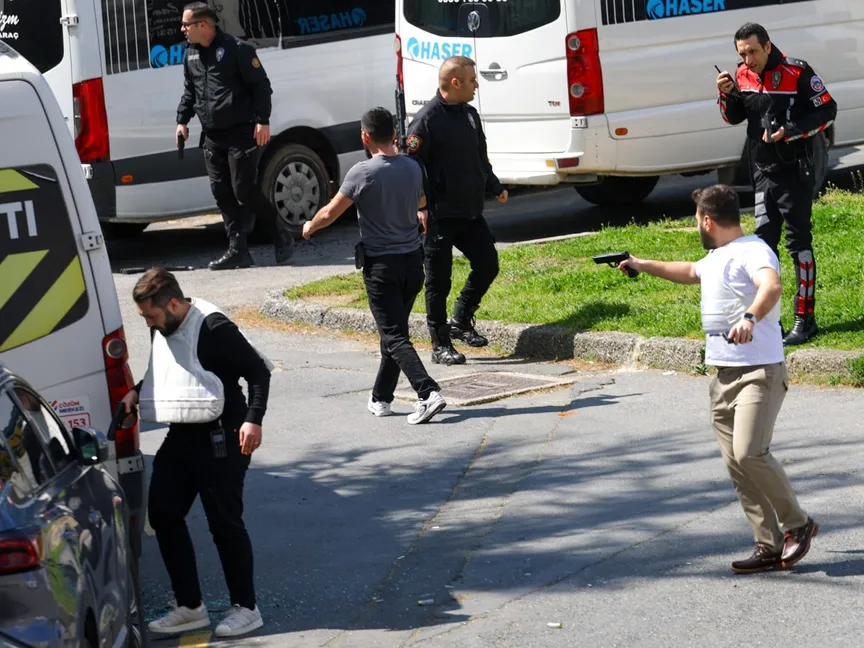 عناصر من الشرطة والإسعاف في موقع إطلاق نار قرب مبنى القنصلية الإسرائيلية في إسطنبول. تركيا. 7 أبريل 2026 - Reuters