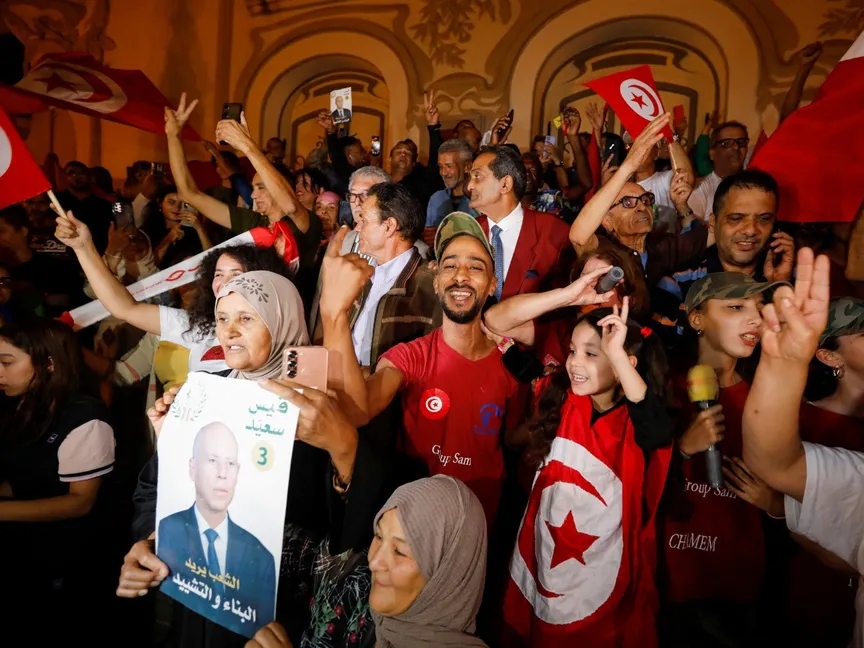 قيس سعيد يتجه لفوز كاسح في انتخابات الرئاسة التونسية وأنصاره يبدأون الاحتفالات