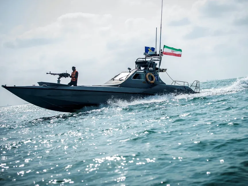 كيف تستخدم إيران "أسطول البعوض" في السيطرة على مضيق هرمز؟