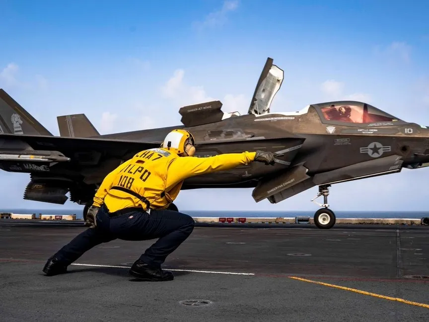 مقاتلة أميركية على متن السفينة الهجومية USS Tripoli (LHA 7) أثناء العبور في بحر العرب. 23 مايو 2026 - @CENTCOM