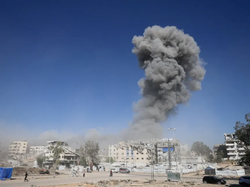 تصاعد الدخان عقب غارة إسرائيلية في مدينة غزة. 12 يوليو 2026 - REUTERS