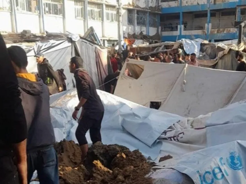 فلسطينيون يحاولون انتشال ضحايا القصف الإسرائيلي على مدرسة أبو هميسة في مخيم البريج. 06 مايو 2025 - وفا" 06-05-2025"